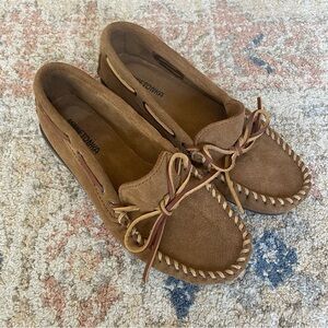 Minnetonka Women's Brown Moccasins with Bow Detail